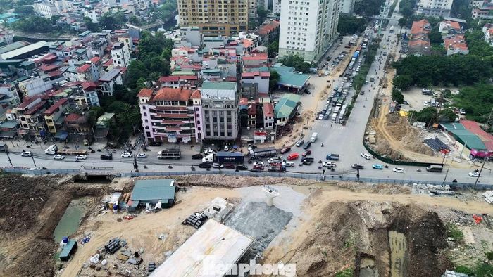 Theo ghi nhận, đối với gói thầu xây dựng cầu vượt, đến nay một số trụ cầu đã lộ diện hình hài. Nhiều máy móc, công nhân được nhà thầu huy động để triển khai các hạng mục.