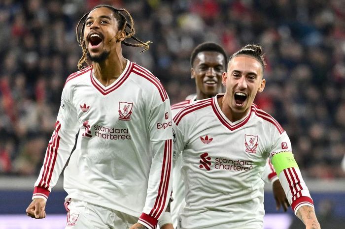  Bản hợp đồng "bom tấn" Barcola (trái) ăn mừng bàn thắng đầu tiên trong màu áo Liverpool. 