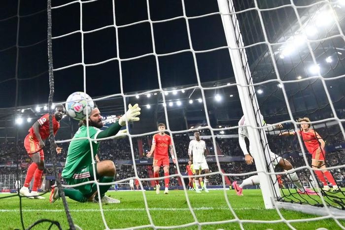  Thủ thành Alisson Becker của Liverpool đã phải vào lưới nhặt bóng 3 lần ở trận này. 