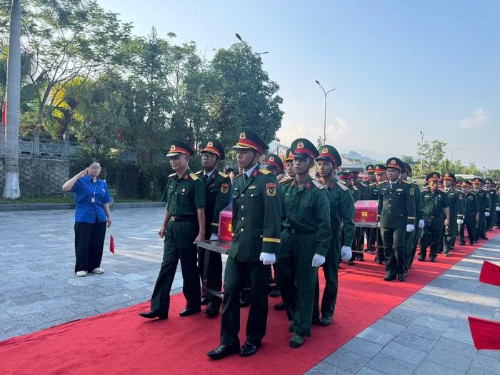 Bạn Trần Thị Gấm - Bí thư Đoàn xã Vị Xuyên, cho biết nhiều ngày trước buổi lễ, lực lượng đoàn viên đã triển khai dọn dẹp vệ sinh môi trường, sắp xếp đội hình các khối, chuẩn bị biển chỉ dẫn và cử người đón tiếp đại biểu, hướng dẫn tại các điểm, trong đó có khu vực chợ Đạo Đức và Nghĩa trang Liệt sĩ Quốc gia Vị Xuyên. Các phần việc được chuẩn bị chu đáo, góp phần bảo đảm buổi lễ diễn ra trang nghiêm, thể hiện lòng tri ân đối với các anh hùng liệt sĩ.