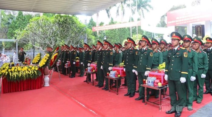 Từ sáng 15/10, đông đảo người dân, cựu chiến binh và lực lượng vũ trang đã di chuyển về Nghĩa trang Liệt sĩ Quốc gia Vị Xuyên để chuẩn bị cho lễ viếng, truy điệu và an táng 93 hài cốt liệt sĩ. Các lực lượng tham gia đang khẩn trương ổn định đội hình, vị trí, sẵn sàng cho các nghi thức của buổi lễ. Công tác chuẩn bị được triển khai chu đáo, bảo đảm buổi lễ diễn ra trang nghiêm, thể hiện lòng biết ơn sâu sắc đối với các Anh hùng liệt sĩ đã hy sinh vì độc lập, tự do của Tổ quốc. (Ảnh: Báo Tuyên Quang)