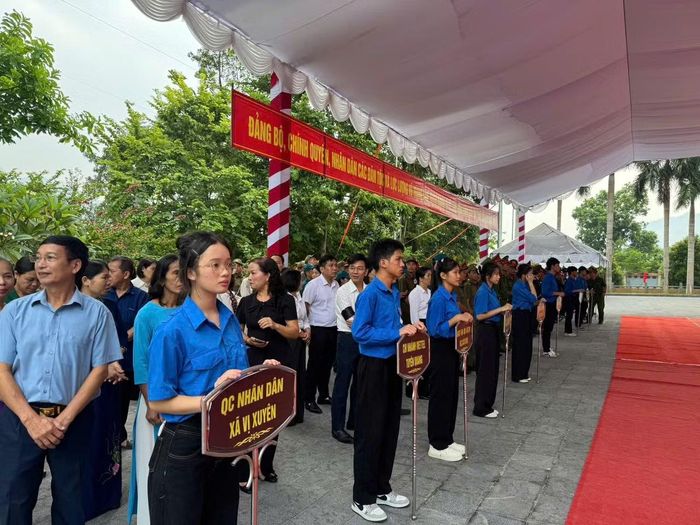 Đoàn xã Vị Xuyên huy động 120 đoàn viên hỗ trợ công tác an táng, truy điệu tại Nghĩa trang Liệt sĩ Quốc gia Vị Xuyên. Để phục vụ lễ viếng, truy điệu và an táng hài cốt liệt sĩ, Đoàn xã Vị Xuyên huy động 120 đoàn viên, thanh niên tham gia hỗ trợ công tác tổ chức.