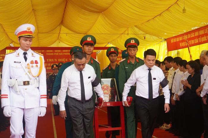Uỷ viên Bộ Chính trị, Chủ nhiệm Uỷ ban Kiểm tra Trung ương Trần Sỹ Thanh; ông Lê Ngọc Châu - Bí thư Thành ủy Hải Phòng, dự Lễ truy điệu, an táng 56 liệt sĩ và đồng bào tử nạn tại khu vực Mả Chìa, xã Vĩnh Bảo.