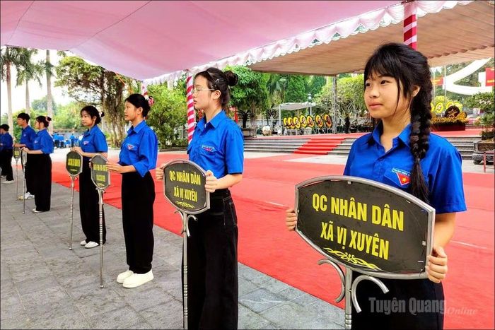 Lực lượng đoàn viên thanh niên chuẩn bị trước Lễ truy điệu, an táng các hài cốt liệt sĩ. (Ảnh: Báo Tuyên Quang)