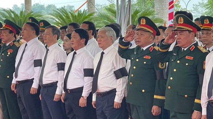 Các đồng chí lãnh đạo Trung ương, lãnh đạo tỉnh và đại biểu thành kính trước anh linh các Anh hùng liệt sĩ.
