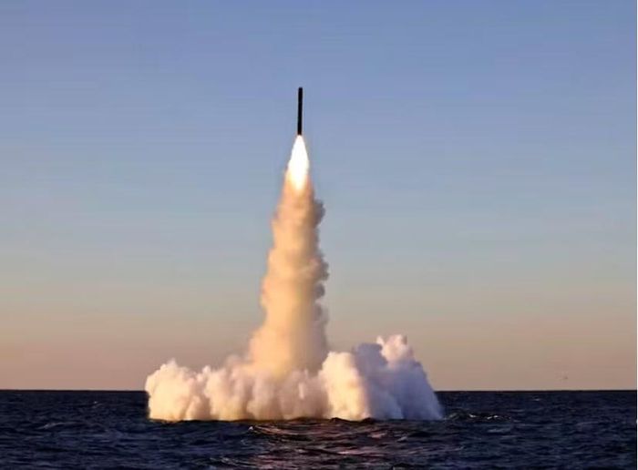 Triều Tiên tuyên bố phóng hai tên lửa từ tàu ngầm trong ngày 14/10. (Ảnh: KCNA/Reuters)