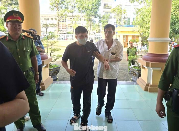Bị cáo Nguyễn Văn Bảo Trung được người nhà đưa vào tòa sáng 15/10.