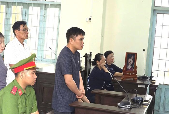 Bị cáo Nguyễn Văn Bảo Trung nghe tòa tuyên án sáng 15/10