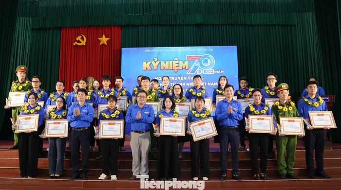 Tuyên dương, ghi nhận những đóng góp tích cực của tuổi trẻ và lan tỏa tinh thần sống trách nhiệm, sẻ chia vì cộng đồng. Ảnh: Trương Định