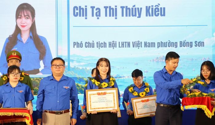 Trao Giải thưởng “Thanh niên sống đẹp”. Ảnh: Trương Định