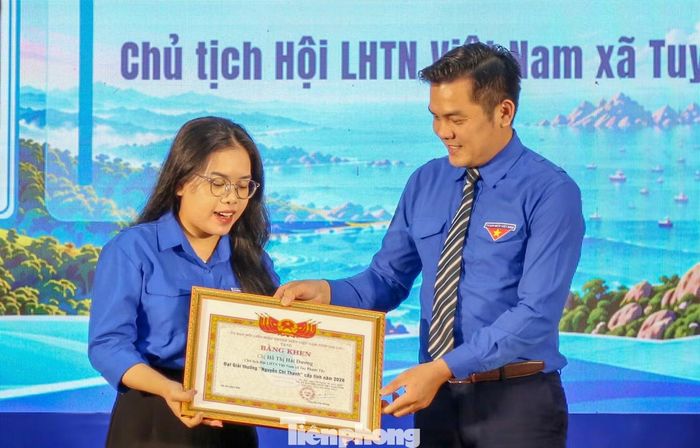 Anh Phạm Hồng Hiệp - Bí thư Tỉnh Đoàn Gia Lai trao Giải thưởng “Nguyễn Chí Thanh” cho cán bộ Hội. Ảnh: Trương Định