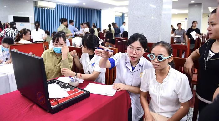  T.Ư Hội LHTN Việt Nam cùng tổ chức thành viên tổ chức nhiều hoạt động phát huy chuyên môn hướng tới cộng đồng. (Trong ảnh, hoạt động khám, tư vấn chăm sóc sức khỏe trong hành trình Thầy thuốc trẻ làm theo lời Bác, tình nguyện vì sức khỏe cộng đồng ở Hưng Yên). Ảnh: Xuân Tùng 