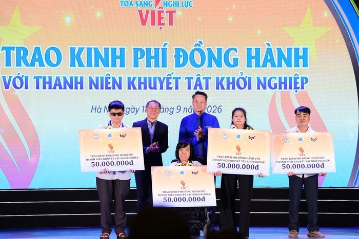 Anh Nguyễn Kim Quy - Bí thư T.Ư Đoàn, Chủ tịch T.Ư Hội LHTN Việt Nam và đại diện đơn vị đồng hành trao kinh phí hỗ trợ dự án khởi nghiệp thanh niên khuyết tật tại chương trình "Tỏa sáng Nghị lực Việt" năm 2026. Ảnh: Xuân Tùng