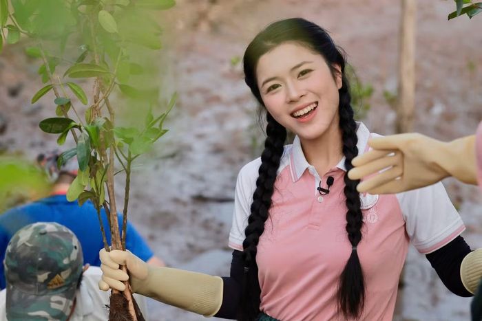 Với Yến Trang (giữa), ý nghĩa của hoạt động nằm ở việc các thí sinh trực tiếp làm, tìm hiểu và nhận ra bảo vệ môi trường có thể bắt đầu từ những việc nhỏ, thiết thực.