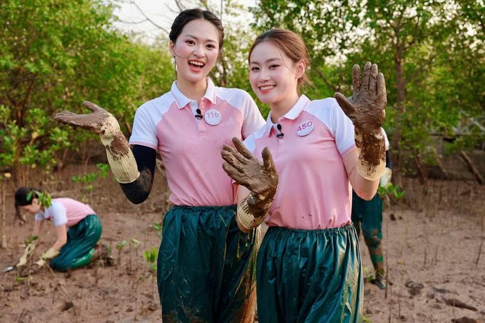 “Một người trồng một cây có thể không đáng kể nhưng 10 người, 100 người hay cả cộng đồng, chúng ta sẽ tạo nên những điều kỳ diệu. Hãy bắt đầu ngay hôm nay từ những hành động nhỏ trong cuộc sống để thay đổi tương lai”, Gia Linh nói.