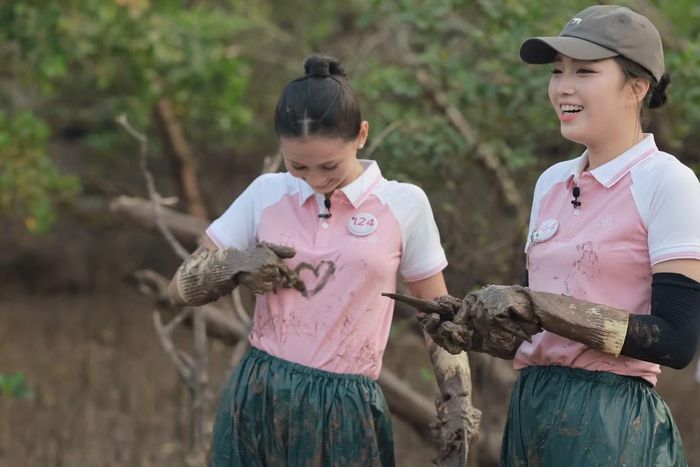Đinh Hoàng Gia Linh cho biết những hiện tượng như lũ lụt, sạt lở, hạn hán, xâm nhập mặn khiến cô quan tâm hơn tới các vấn đề môi trường. Từ trải nghiệm trồng cây gây rừng, cô mong lan tỏa hành động này tới người thân, bạn bè và rộng hơn là cộng đồng.