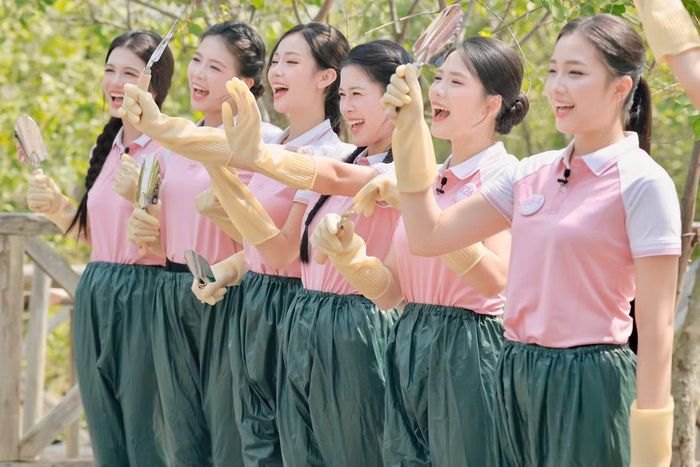 Các thí sinh mang ủng, đeo găng tay, chuẩn bị đồ bảo hộ và dụng cụ cầm tay trước khi xuống bãi bùn trồng cây tại rừng ngập mặn Bàng La.