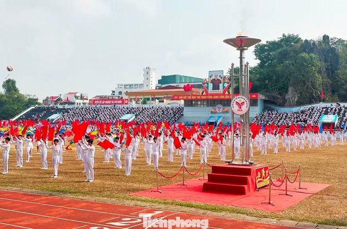 Ngọn đuốc tại Đại hội được thắp sáng và các đoàn tham dự lễ khai mạc biểu diễn các tiết mục chào mừng. Ảnh: Trọng Đảng