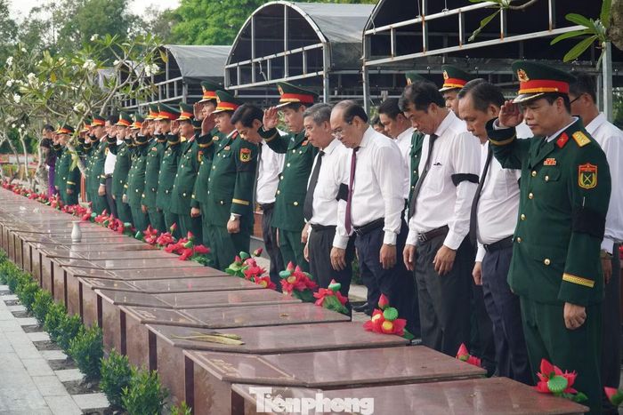 Các đại biểu mặc niệm tiễn biệt anh hùng liệt sĩ về nơi an nghỉ.