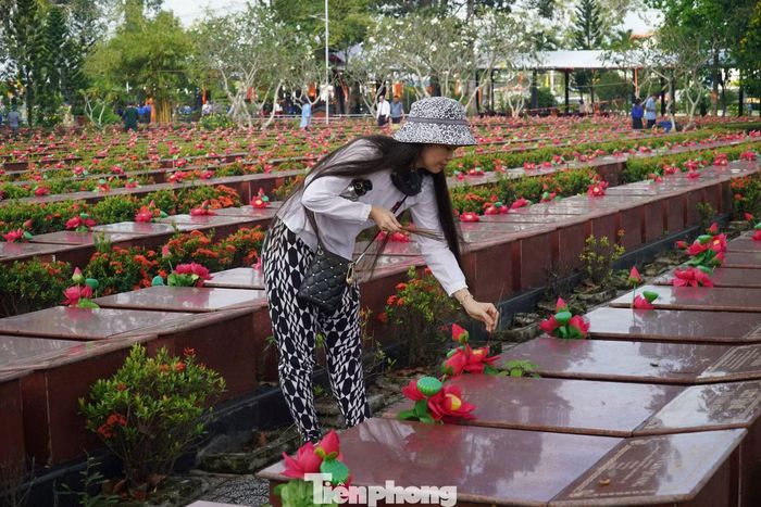 Trong thời gian tới, Cần Thơ sẽ tiếp tục mở rộng rà soát, khảo sát tại tất cả các nghĩa trang tạm trong chiến tranh trên địa bàn cho đến khi không còn hài cốt liệt sĩ. Đồng thời, đẩy mạnh việc lấy mẫu sinh phẩm để phục vụ công tác giám định ADN, sớm xác định danh tính, trả lại tên cho các anh. Ảnh: Hoà Hội
