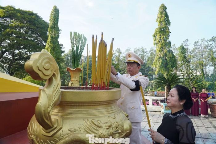Các đại biểu dâng hoa, dâng hương tưởng nhớ các Anh hùng liệt sĩ đã hi sinh vì độc lập, tự do của đất nước.