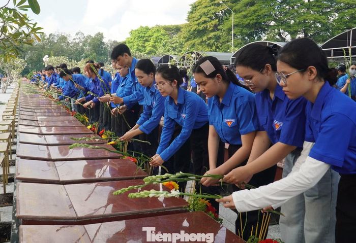 Lực lượng đoàn viên, thanh niên, chiến sĩ trẻ dâng hương, dâng hoa đến các phần mộ anh hùng liệt sĩ vừa an nghỉ.