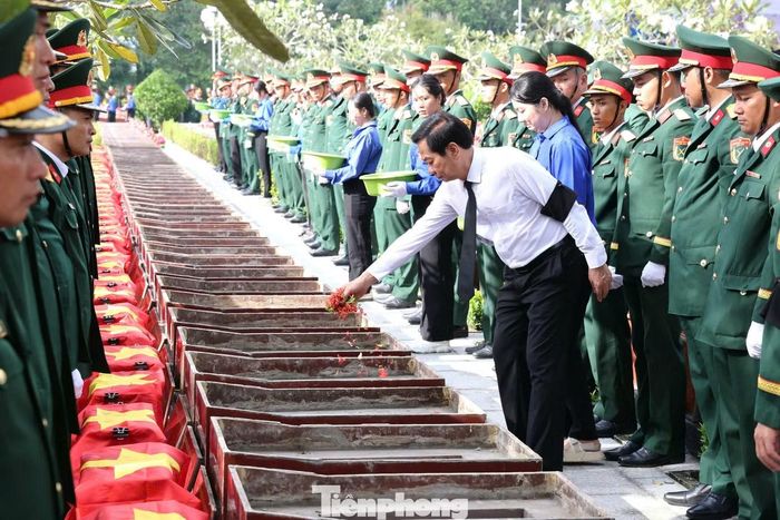  “Đứng trước đài tưởng niệm thiêng liêng, nhìn những hàng bia mộ thầm lặng nhưng hiên ngang, chúng ta lại càng thấu hiểu hơn cái giá của hòa bình, độc lập, tự do ngày hôm nay. Mỗi ngôi mộ, mỗi tấm bia liệt sĩ không chỉ khắc ghi một cái tên, mà cả một câu chuyện về lòng yêu nước﻿, đức hy sinh và khí phách anh hùng", ông Lý xúc động chia sẻ. 