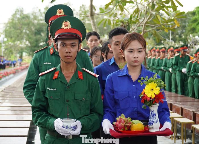 Hưởng ứng "Chiến dịch 500 ngày đêm đẩy mạnh thực hiện tìm kiếm, quy tập và xác định danh tính hài cốt liệt sĩ", TP. Cần Thơ đã lập Tổ nghiên cứu chuyên sâu, đẩy mạnh thu thập thông tin, rà soát các nghĩa trang tạm trong chiến tranh. Qua đó, lực lượng tìm kiếm đã quy tập được 158 hài cốt liệt sĩ, vượt chỉ tiêu được giao. Trước đó, Cần Thơ đã tổ chức an táng 38 hài cốt, và hôm nay tiếp tục an táng 120 hài cốt liệt sĩ được tìm thấy trong đợt này.