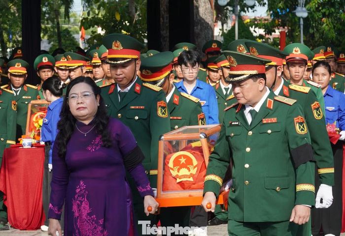 Lãnh đạo Trung ương, TP. Cần Thơ đưa tiễn hài cốt liệt sĩ về nơi an nghỉ tại Nghĩa trang Liệt sỹ TP. Cần Thơ.