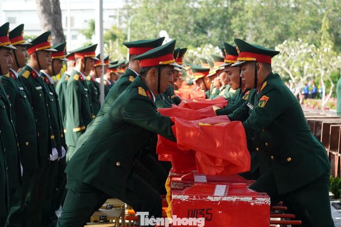 Các chiến sĩ thực hiện nghi thức hạ huyệt.