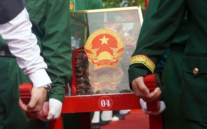 Các đại biểu, tướng lĩnh quân đội tiễn đưa hài cốt liệt sĩ và đồng bào tử nạn về nơi an táng.