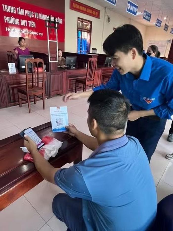 Anh Trịnh Phương Nam cùng lực lượng thanh niên hỗ trợ người dân tại Trung tâm Phục vụ hành chính công.