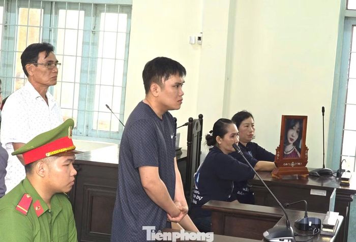 Bị cáo Nguyễn Văn Bảo Trung nghe tòa tuyên án.