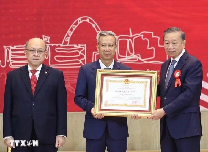 Tổng Bí thư, Chủ tịch nước Tô Lâm trao Huân chương Lao động hạng Nhất tặng Đại học Bách Khoa Hà Nội. (Ảnh: Thống Nhất/TTXVN)