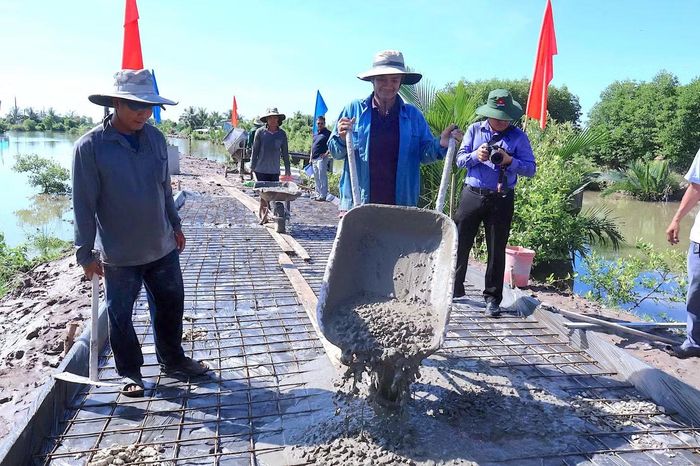 Các tuyến đường nông thôn được bê tông hóa theo hướng nhà nước và nhân dân cùng làm.