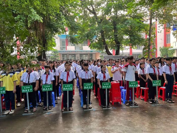 Với 112 lớp và khoảng 5.200 học sinh, Trường THCS Nguyễn Văn Trỗi là một trong những trường có quy mô lớn nhất cả nước.