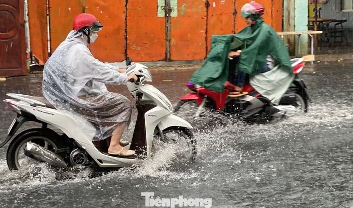 Đường Phạm Đức Sơn (phường Phú Định) xuất hiện tình trạng ngập nhẹ.