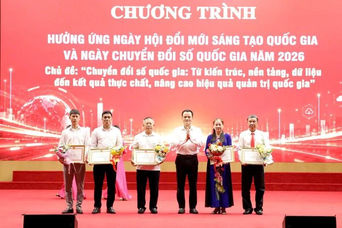 Tại chương trình, các tập thể, cá nhân có thành tích tiêu biểu trong xây dựng mô hình “Thôn số”, “Thôn thông minh” được biểu dương, ghi nhận.