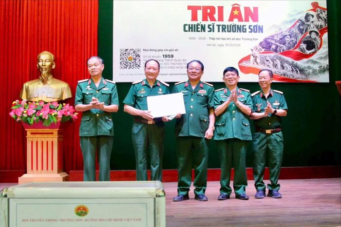 Hội Truyền thống Trường Sơn - Đường Hồ Chí Minh Việt Nam tiếp nhận đóng góp của các đơn vị cá nhân tại lễ phát động (Ảnh: Bảo Lâm)
