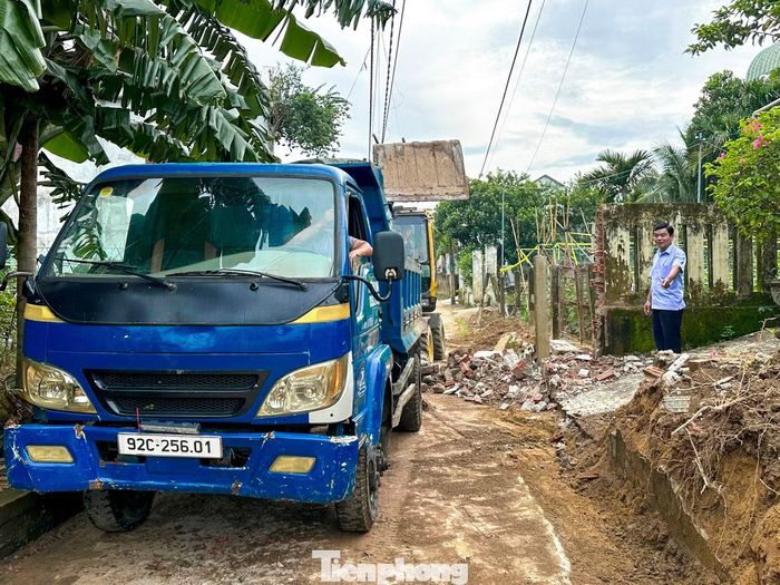Đơn vị thi công tập trung nhân lực, máy móc triển khai các hạng mục trên mặt bằng được bàn giao.