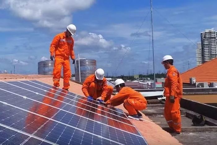 Nhân viên điện lực lắp đặt điện mặt trời mái nhà cho người dân