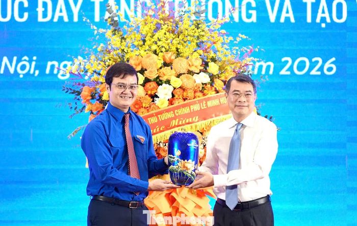 Bí thư thứ nhất T.Ư Đoàn Bùi Quang Huy trân trọng tặng quà Thủ tướng Lê Minh Hưng.