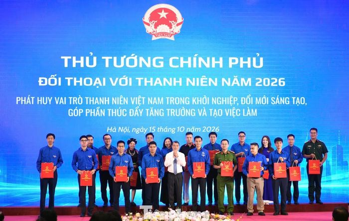 Thủ tướng Lê Minh Hưng tặng quà 20 gương thanh niên tiêu biểu.