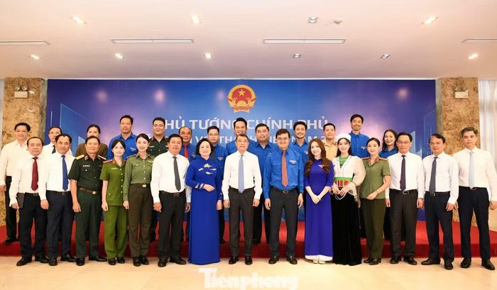 Thủ tướng Lê Minh Hưng, cùng đại biểu lãnh đạo bộ, ngành, Trung ương và thanh niên tiêu biểu tham dự chương trình.