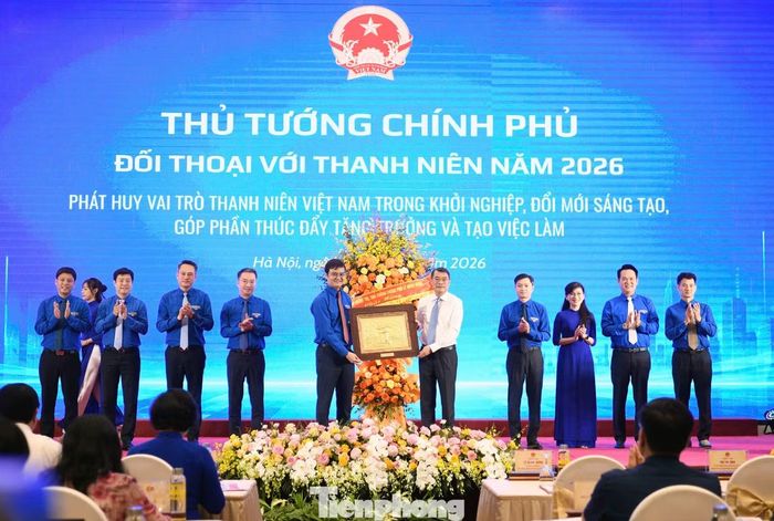 Thủ tướng Lê Minh Hưng tặng lẵng hoa, quà chúc mừng Ban Bí thư T.Ư Đoàn, Thường trực T.Ư Hội LHTN Việt Nam.