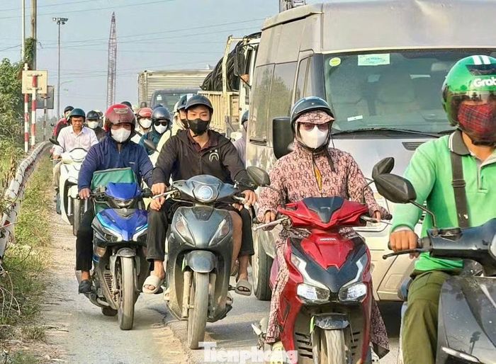 Hiện việc đi lại qua khu vực vẫn khó khăn. Trong khi cầu mới được xây dựng, phương tiện tiếp tục lưu thông qua cầu Mai Lĩnh hiện hữu với quy mô 2 làn xe.
