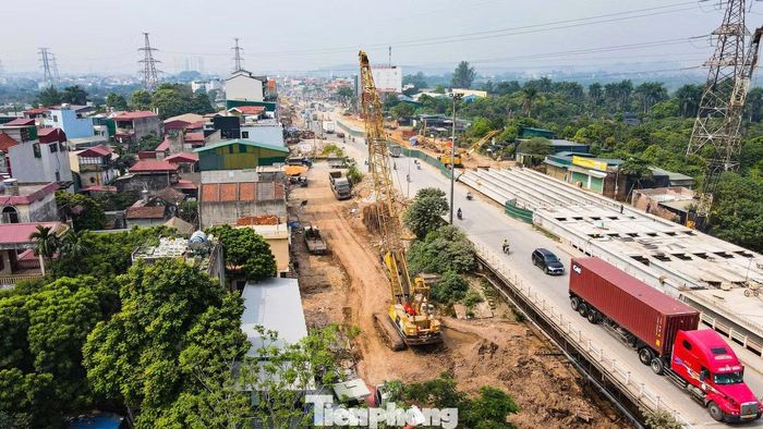 Đường dẫn được triển khai song song với phần cầu chính. Nhà thầu dựng rào chắn phạm vi công trường, đồng thời mở thêm đoạn đường dài khoảng 50 m phục vụ thi công.