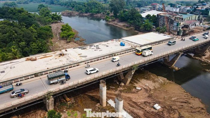 Cầu Mai Lĩnh mới bắc qua sông Đáy, tại khu vực giáp ranh phường Chương Mỹ và phường Yên Nghĩa. Công trình dài khoảng 1,03 km, gồm 10 trụ cầu, quy mô 4 làn xe cơ giới.