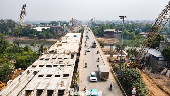 So với tháng 7/2026, khi các nhà thầu chủ yếu triển khai móng và trụ, diện mạo công trình hiện đã thay đổi rõ với các hạng mục kết cấu phía trên dần hình thành.