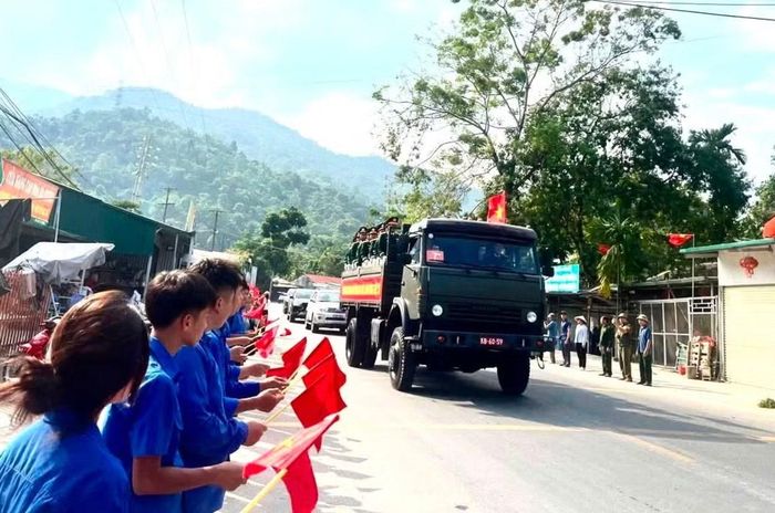 Đoàn viên, thanh niên phối hợp với các lực lượng đón đoàn di chuyển hài cốt liệt sĩ, bảo đảm quá trình thực hiện diễn ra trang nghiêm, chu đáo.